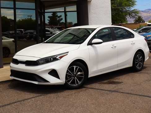 Used 2022 Kia Forte LXS FWD image 2