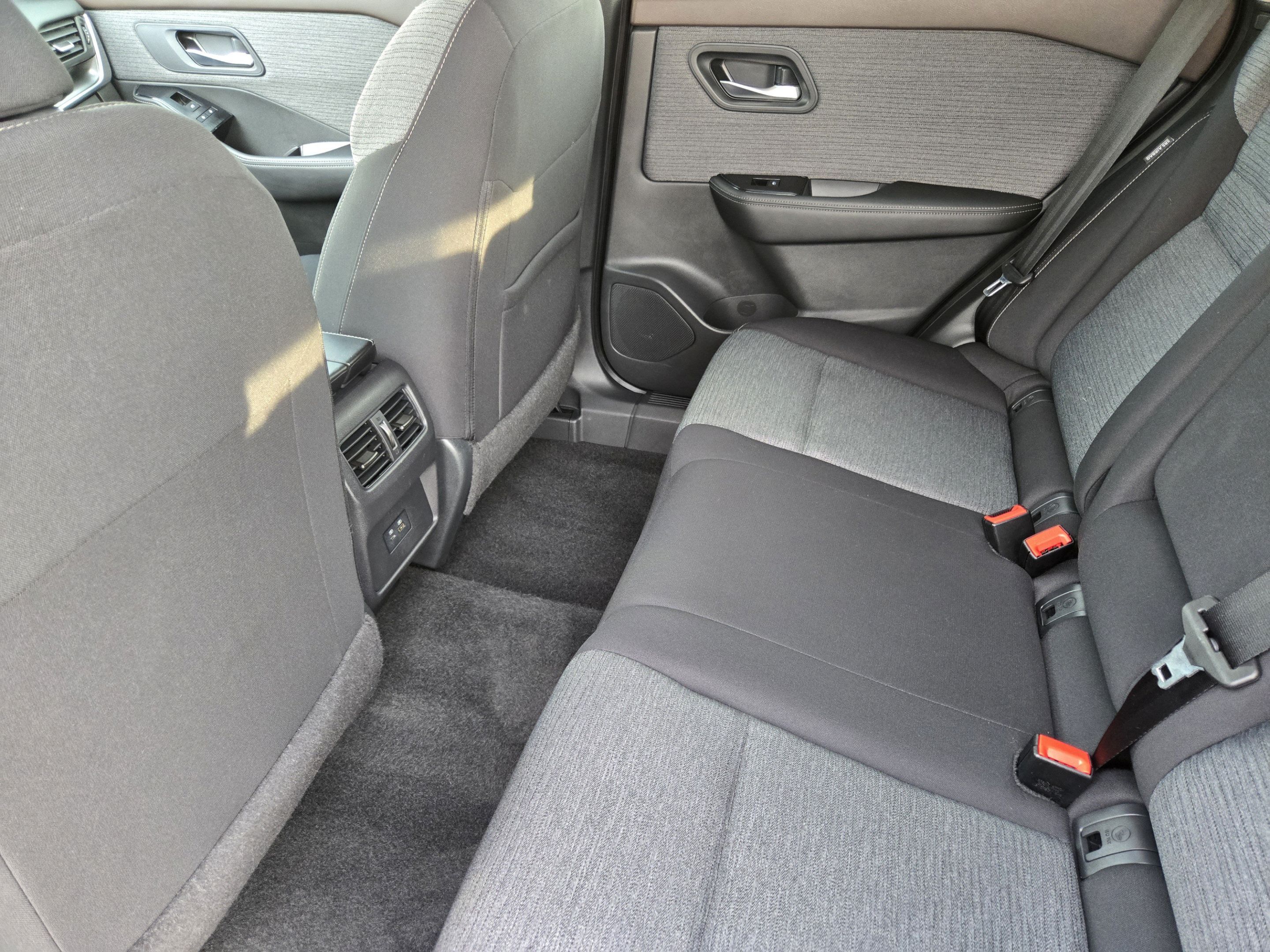 Used 2023 Nissan Rogue SV FWD image 27