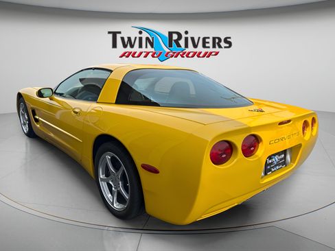 Used 2004 Chevrolet Corvette Coupe w/ Preferred Equipment Group RWD image 2