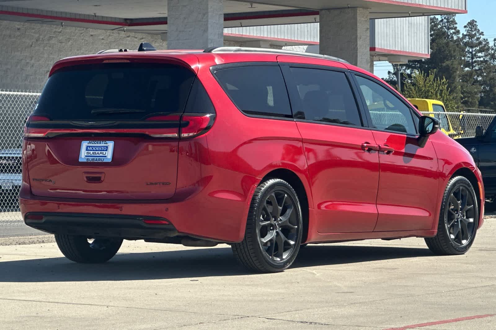 Used 2025 Chrysler Pacifica Limited FWD image 3