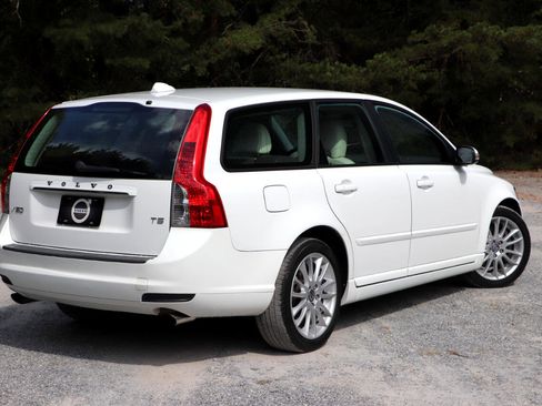 Used 2011 Volvo V50 T5 image 3