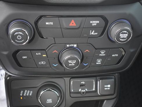 Used 2023 Jeep Renegade Altitude w/ Convenience Group I AWD/4WD image 28