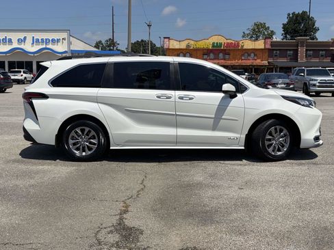 Used 2021 Toyota Sienna XLE FWD image 2