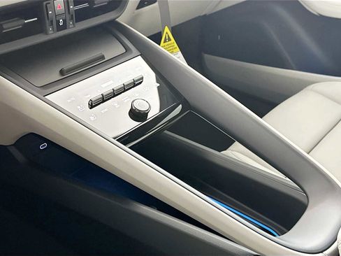 Certified 2025 Porsche Macan Electric image 17