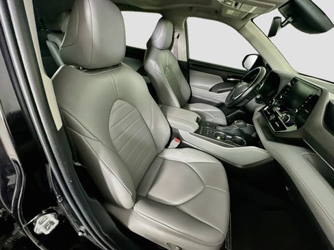 Used 2022 Toyota Highlander XLE FWD image 34