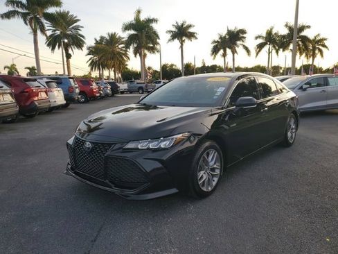 Used 2020 Toyota Avalon XLE w/ Moonroof Package image 2