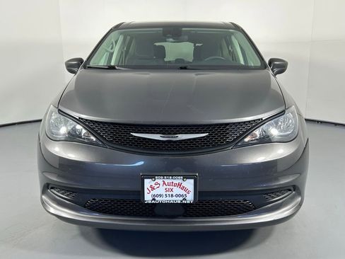 Used 2023 Chrysler Voyager LX FWD image 2