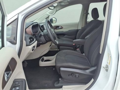 Used 2023 Chrysler Voyager LX FWD image 14