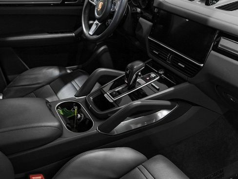 Used 2020 Porsche Cayenne Turbo AWD/4WD image 22