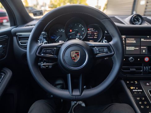 Used 2025 Porsche Macan image 6