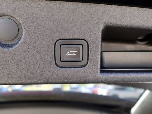 Used 2023 Chevrolet Equinox LT FWD image 12