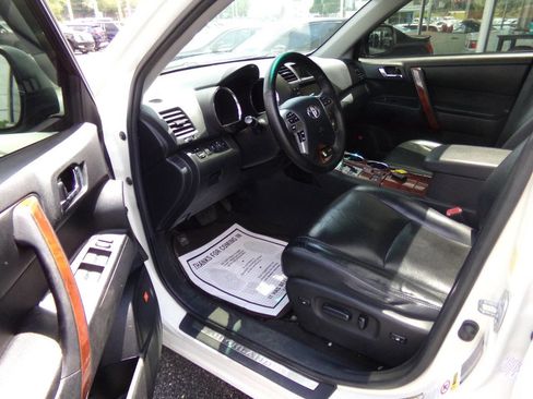 Used 2011 Toyota Highlander Limited w/ Tow Pkg AWD/4WD image 12