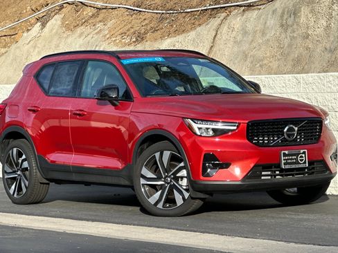 Used 2025 Volvo XC40 B5 Plus image 2