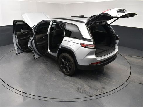 Used 2023 Jeep Grand Cherokee Altitude image 28