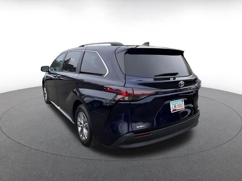 Used 2025 Toyota Sienna XLE image 11