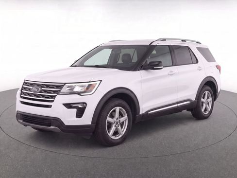 Used 2018 Ford Explorer XLT w/ Equipment Group 202A FWD image 2