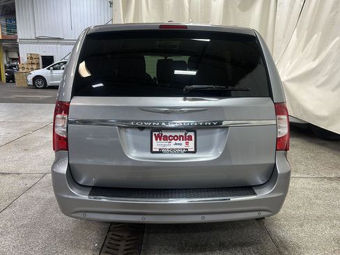 Used 2014 Chrysler Town & Country Touring-L w/ Driver Convenience Group image 4