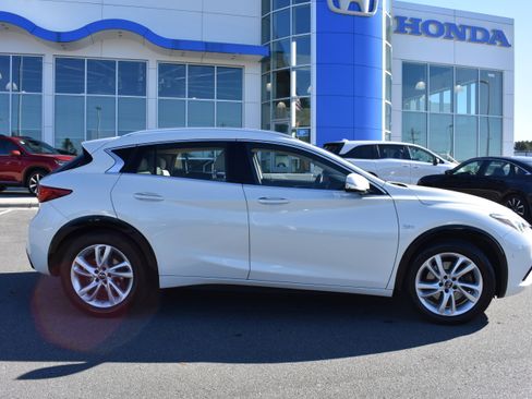 Used 2017 INFINITI QX30 Premium w/ Navigation Package image 10