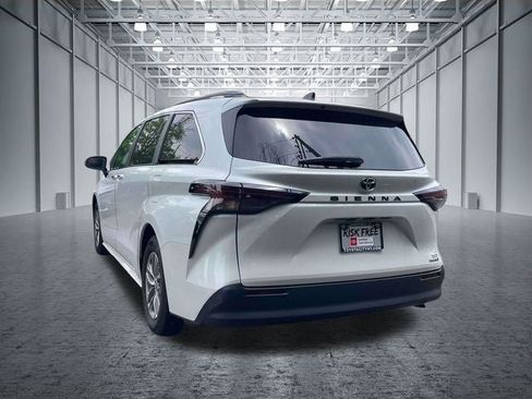 Used 2024 Toyota Sienna XLE FWD image 10