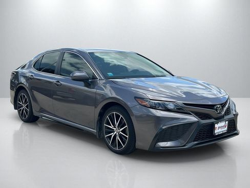Used 2021 Toyota Camry SE FWD image 3