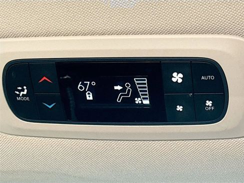 Used 2018 Chrysler Pacifica Touring-L image 27