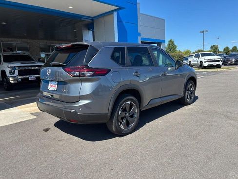 Used 2024 Nissan Rogue SV image 3