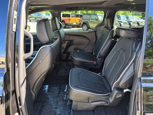 New 2027 Chrysler Pacifica Limited w/ S Appearance Package AWD/4WD image 9