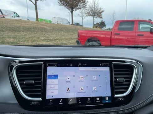 New 2026 Chrysler Pacifica Limited w/ Uconnect Theater Family Group FWD image 21