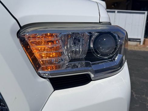Used 2017 Toyota Tacoma SR5 AWD/4WD image 9