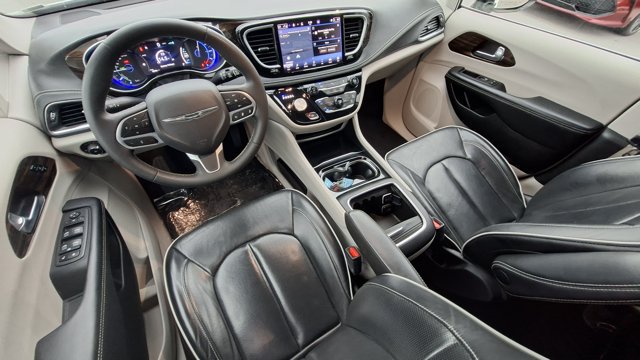 Used 2023 Chrysler Pacifica Limited FWD image 19