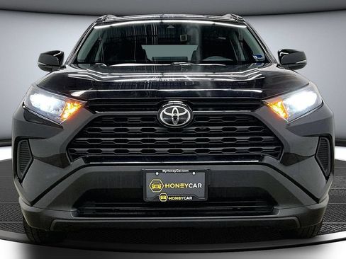 Used 2021 Toyota RAV4 LE AWD/4WD image 2