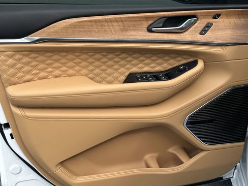 Used 2025 Jeep Grand Cherokee L Summit image 14