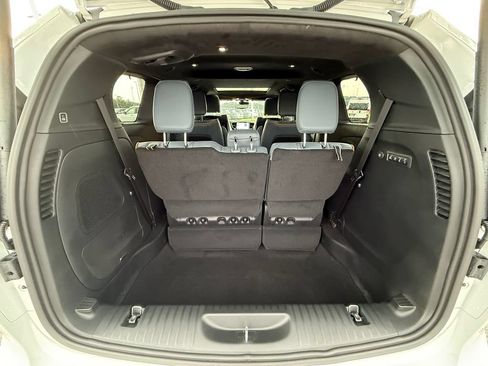 New 2027 Chrysler Pacifica Pinnacle w/ Theater Group FWD image 21