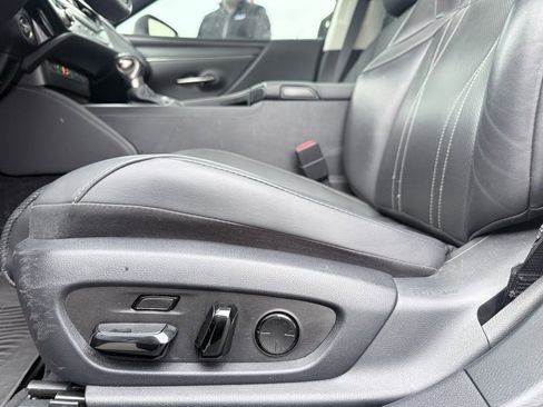 Used 2023 Lexus ES 300h w/ Luxury Package image 10