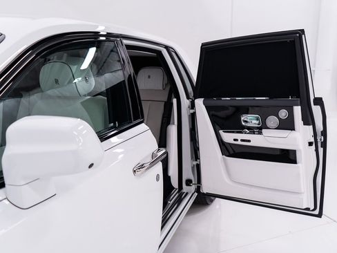 Used 2023 Rolls-Royce Phantom Sedan RWD image 22