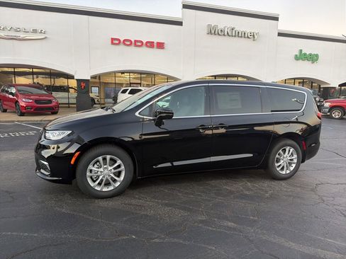 New 2026 Chrysler Pacifica Select image 4