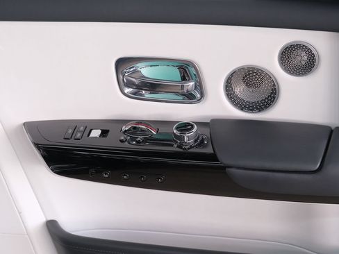 Used 2022 Rolls-Royce Phantom Sedan w/ The Phantom Package RWD image 16