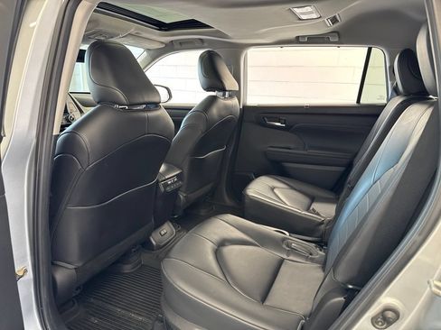 Used 2023 Toyota Highlander XLE AWD/4WD image 43