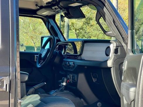 Used 2024 Jeep Wrangler Unlimited image 42