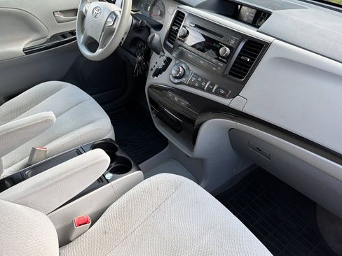 Used 2014 Toyota Sienna LE FWD image 19