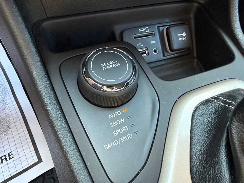 Used 2016 Jeep Cherokee Limited AWD/4WD image 31