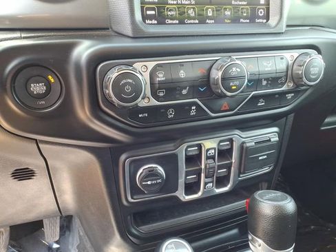 Used 2022 Jeep Gladiator Overland w/ Cold Weather Group AWD/4WD image 23