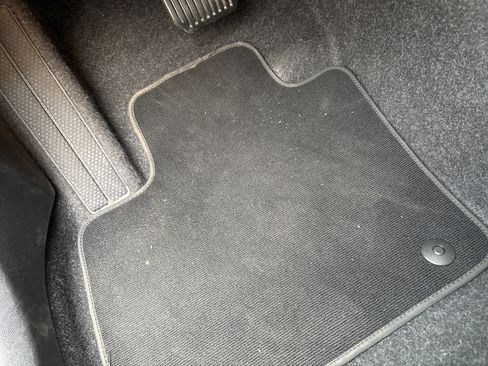 Used 2025 Volvo XC40 B5 Plus image 17