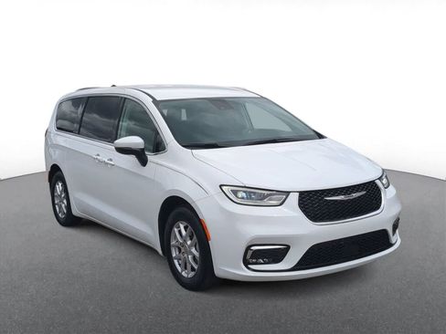 Used 2023 Chrysler Pacifica Touring-L FWD image 2