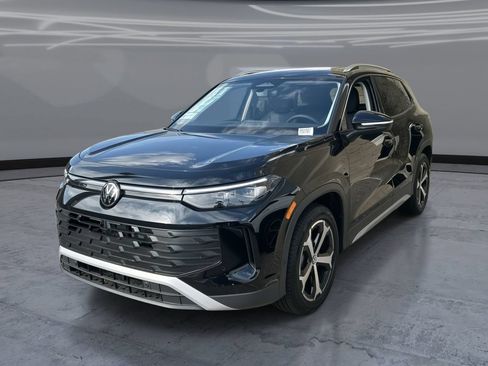 New 2026 Volkswagen Tiguan SE FWD image 1