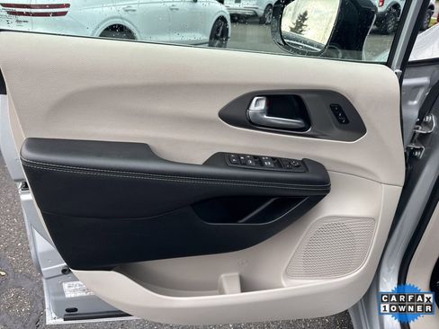 Used 2024 Chrysler Pacifica Touring-L image 17