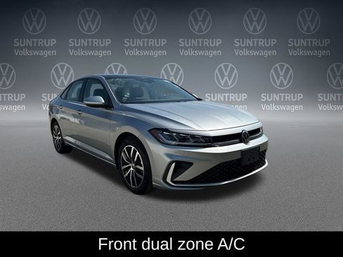 Used 2025 Volkswagen Jetta SE FWD image 9