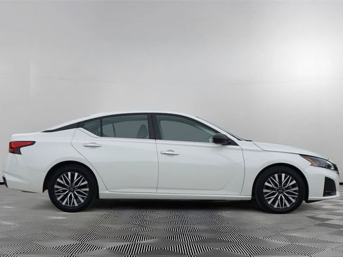 Used 2024 Nissan Altima 2.5 SV FWD image 4