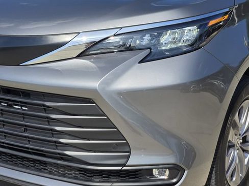 Used 2026 Toyota Sienna XLE FWD image 7