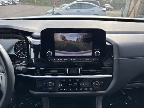 Used 2025 Nissan Pathfinder SV image 18